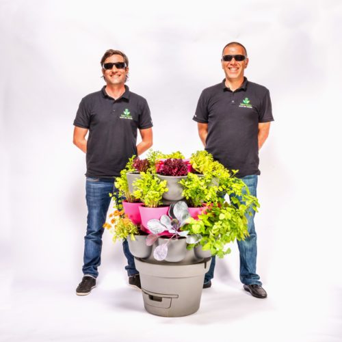 Jardin_composteur_permaculture_recyclage_fleur_decoration_men in black
